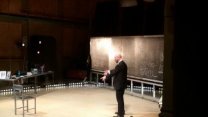 Sebastiano Lo Monaco al Teatro Savoia durante "Per non morire di mafia"