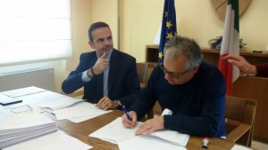 Il sindaco di Bojano, Di Biase, firma l'accordo, insieme al governatore Frattura