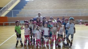 il-gruppo-di-pattinaggio-con-il-maestro-de-ioanni