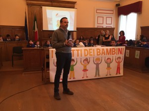 Il governatore Frattura nella sala consiliare di Palazzo San Giorgio con gli studenti della 'don Milani'