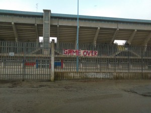 Lo striscione apparso allo stadio di contrada Selva Piana