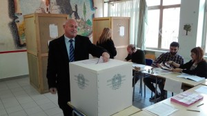 Il sindaco e presidente della Provincia, Battista, ha votato poco prima delle ore 13 alla 'Montini'