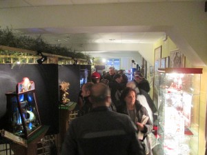 Alcuni visitatori alla mostra dei presepi