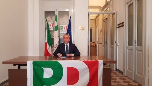 Il senatore Roberto Ruta durante la conferenza stampa nella sede del Partito Democratico