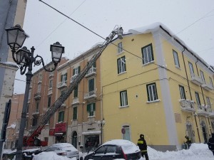 La pulizia di un cornicione pieno di neve in via Pietrunto a Campobasso da parte dei Vigili del Fuoco