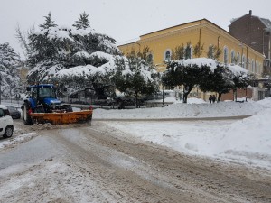 Un trattore in azione a Campobasso per liberare le strade dalla neve