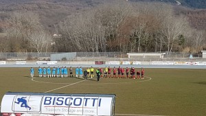 Il saluto iniziale di Campobasso e Pineto allo stadio 'Lancellotta' di Isernia