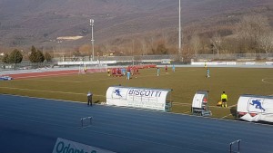 Una punizione calciata da Ganci del Pineto