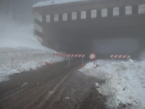 La strada chiusa a Campitello Matese (la foto è della mattina di martedì 24 gennaio 2017)