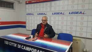 L'allenatore Massimo Silva nella sala stampa dello stadio 'Nuovo Romagnoli'