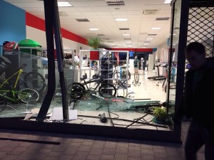 Furto nella notte in un negozio di bici. Ladri sfondano la vetrina. 