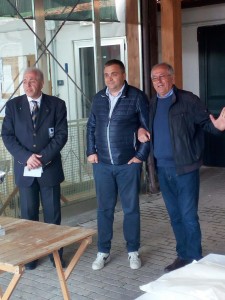 Il presidente regionale FIB, Spina, tra il direttore di gara Fiorella e il numero uno del Circolo 'Castellano'