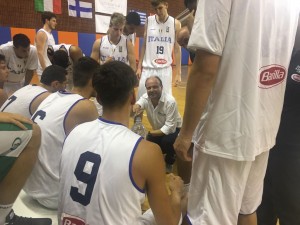 Coach Capobianco dà indicazioni agli azzurrini