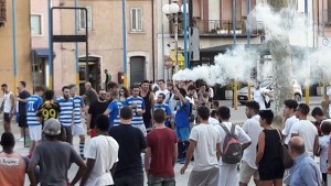 Gli 'Attacchi di Pane', con la divisa biancoblù, in Piazza Roma a Bojano nel pomeriggio del 7 agosto 2017