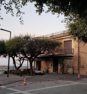 L'edificio oggetto dell'attentato incendiario