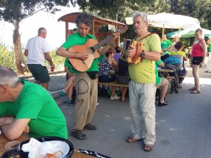 Il gruppo di 'Cammina, Molise 2017' durante la sosta a Santo Stefano (foto Annalisa Giuliano)