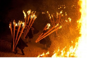 Un'immagina della 'Ndocciata (foto Giancarlo Bomba, da Ufficio Stampa evento)