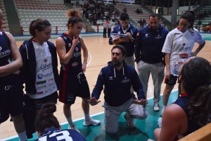 Le indicazioni di coach Sabatelli nel time-out