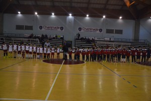 Il derby è iniziato con l'ingresso in campo dei bambini delle due scuole calcio cittadine