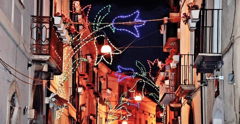 Addobbi Natalizi A 1 Euro.Luminarie Di Natale L Amministrazione Pentastellata Stanzia 60mila Euro Bando Aperto Fino Al 25 Novembre Cblive