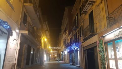 Luminarie a metà in via Ferrari