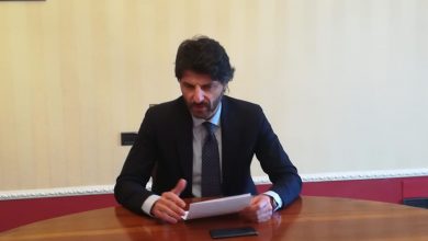 Photo of Salvano un disabile dalle fiamme: il sindaco Gravina di congratula con Fabrizio Pece e Luca Mancinelli