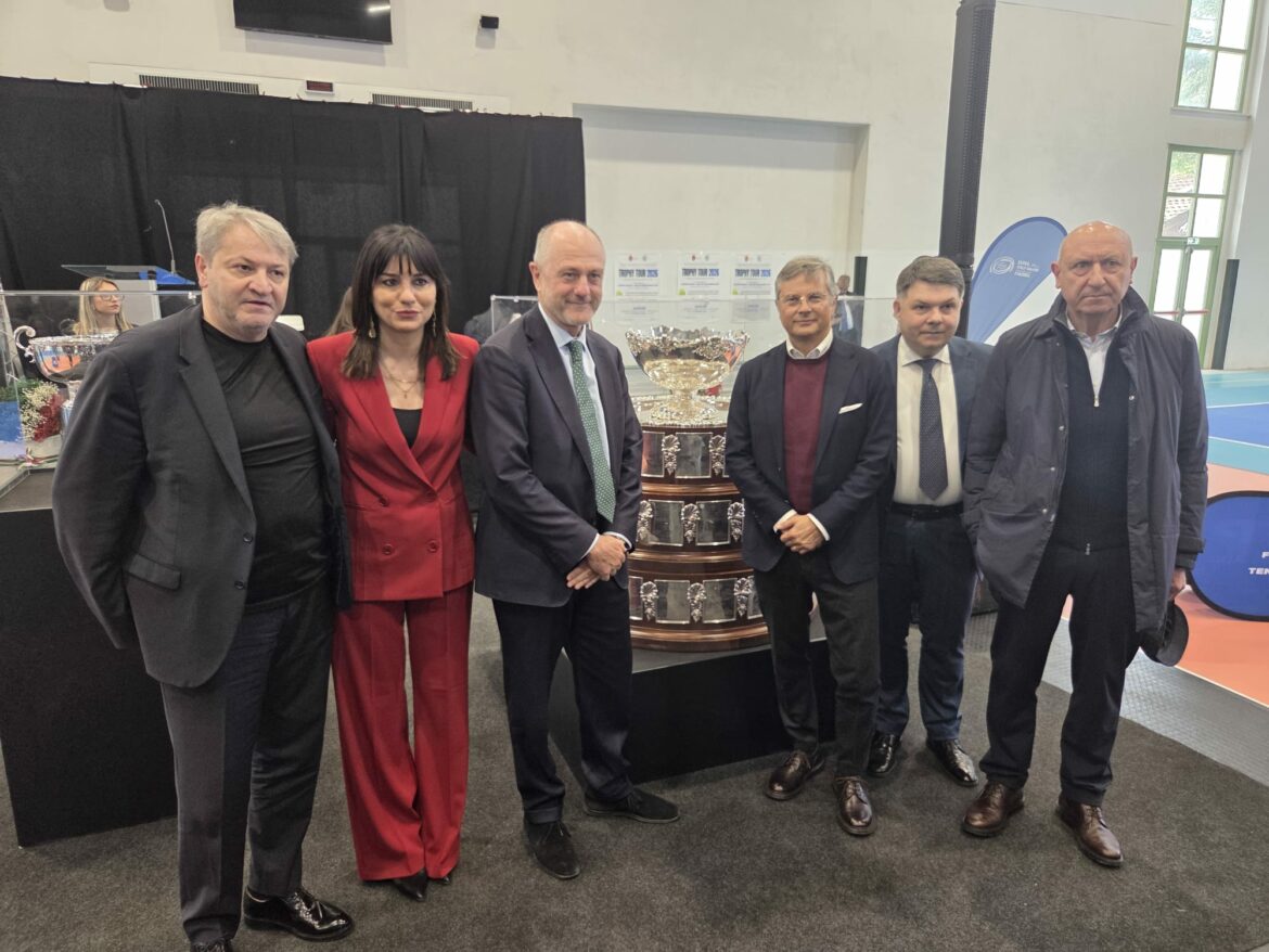 Da sinistra: il governatore Francesco Roberti, la deputata Elisabetta Lancellotta, il presidente della Federtennis Angelo Binaghi, l'Amministratore Delegato di Invitalia Bernardo Mattarella, il sindaco di Agnone Daniele Saia e il manager Rocco Sabelli